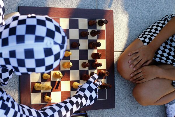 El llamado Rey Enigma juega al ajedrez en el parque de El Retiro de Madrid - Sputnik Mundo