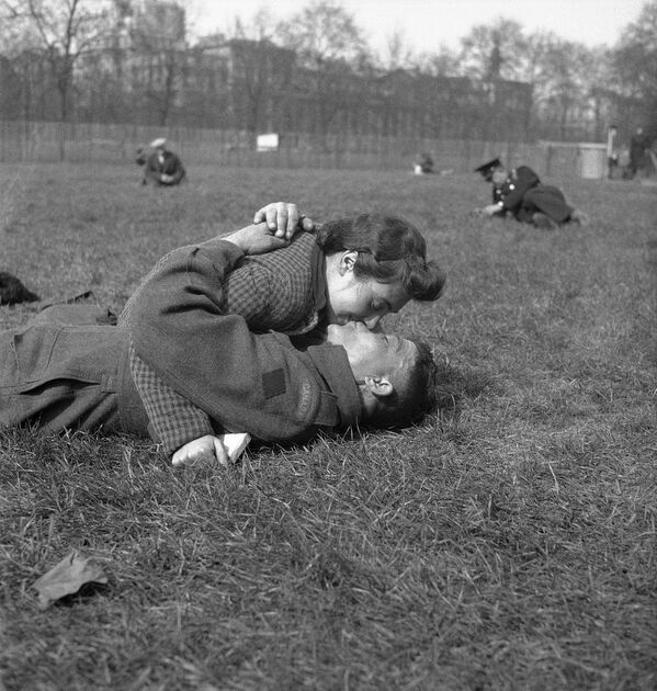 Un soldado canadiense besa a su novia en un parque de Londres, Reino Unido, 1942. - Sputnik Mundo