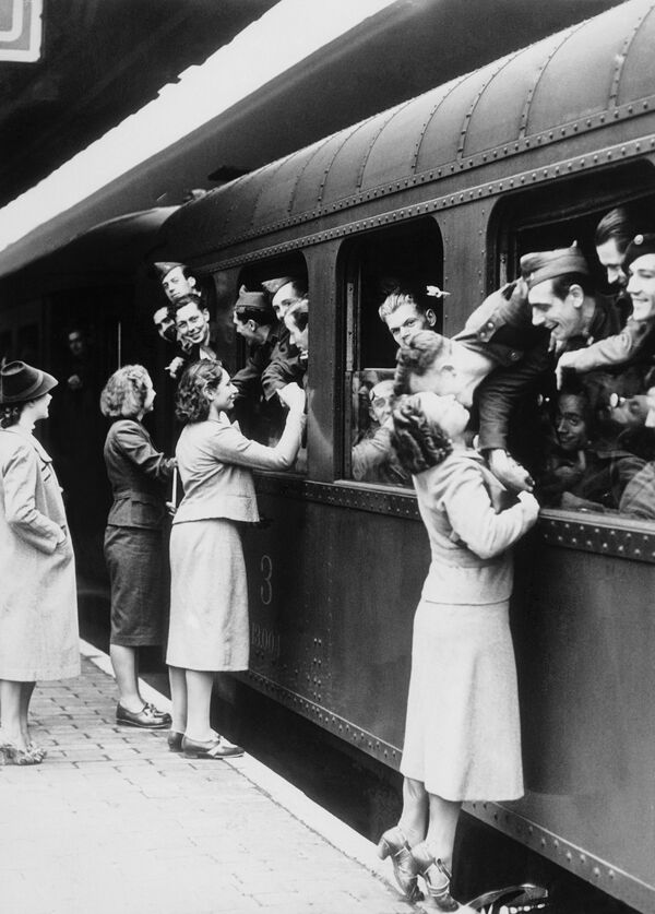 Esposas y novias despiden a los soldados, en la estación Gare du Nord en Bruselas, antes de ser enviados a la guerra. Bélgica, 1939. - Sputnik Mundo