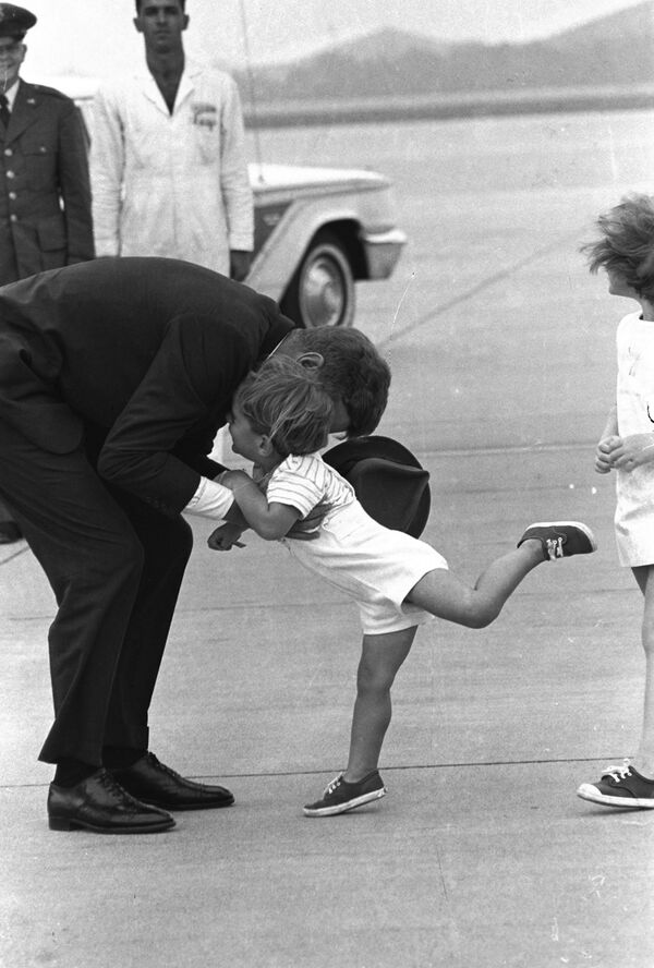 John F. Kennedy Jr. besa a su padre, el presidente de EEUU John F. Kennedy, en la base aérea de Otis en Massachusetts, 1963. - Sputnik Mundo