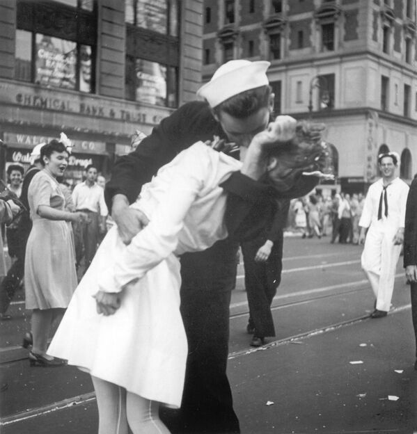 La fotografía del beso que un marinero le da a una enfermera en Times Square, en Manhattan, tras el anuncio del fin de la Segunda Guerra Mundial, es una de las más famosas del mundo. Nueva York, Estados Unidos, 1945. - Sputnik Mundo