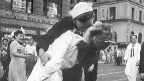Моряк и медсестра страстно целуются на Таймс-сквер в Нью-Йорке - Sputnik Mundo