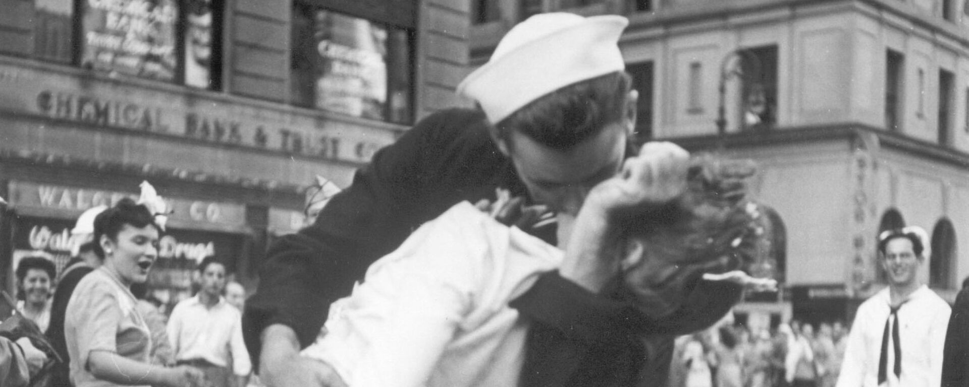Моряк и медсестра страстно целуются на Таймс-сквер в Нью-Йорке - Sputnik Mundo, 1920, 06.07.2021