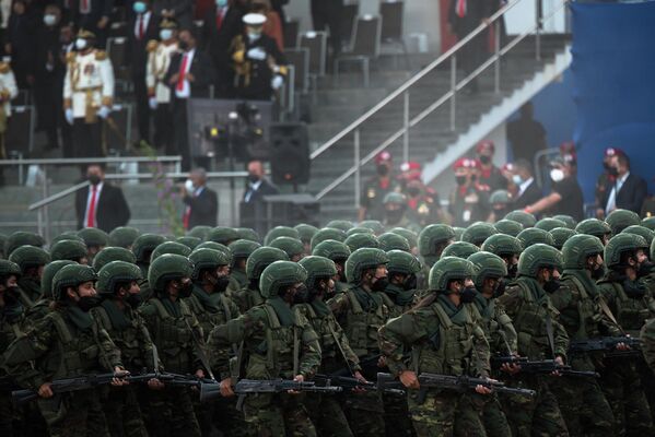Los soldados durante el desfile militar en honor al Día de la Independencia de Venezuela. - Sputnik Mundo