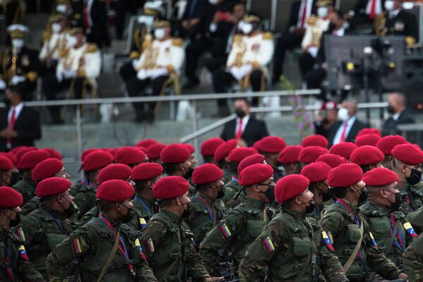 Varios soldados desfilan en honor al Día de la Independencia de Venezuela. - Sputnik Mundo