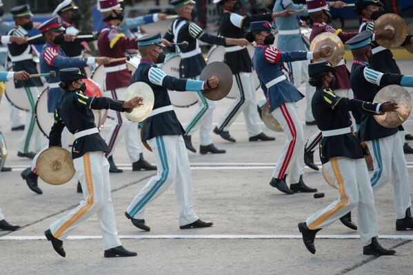 Los músicos militares interpretan melodías alusivas al Día de la Independencia durante el desfile militar. - Sputnik Mundo