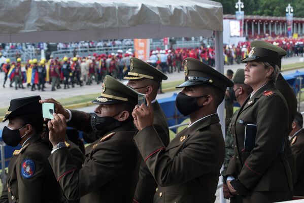 Durante el desfile se tomaron varias fotografías a los escuadrónes de soldados desfilando. - Sputnik Mundo