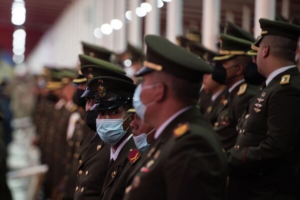Los militares observan el desarrollo del desfile por el Día de la Independencia. - Sputnik Mundo