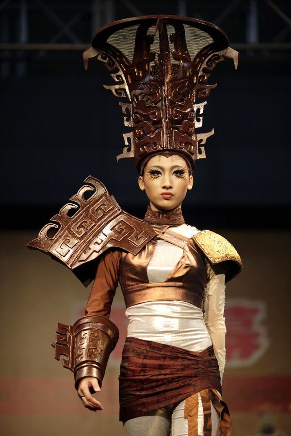 Una modelo con un traje parcialmente hecho de chocolate durante un desfile de moda en Shanghái (China), 2011.  - Sputnik Mundo
