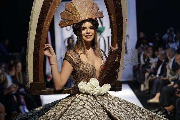Una modelo posa con un vestido de chocolate en una feria del chocolate en Beirut (Líbano), 2018. - Sputnik Mundo