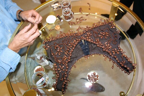 El chocolatero francés Henri Leroux prepara un corpiño de chocolate para una prueba en París (Francia), 2001. - Sputnik Mundo