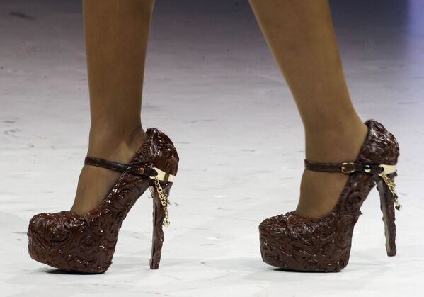 La actriz francesa Laurence Roustandjee desfila con zapatos de chocolate durante en el XIX World Chocolate Fair en París (Francia), 2013. - Sputnik Mundo