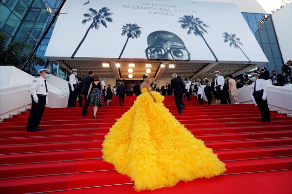 Unos invitados cruzan la alfombra roja de la 74 edición del Festival de Cannes. - Sputnik Mundo