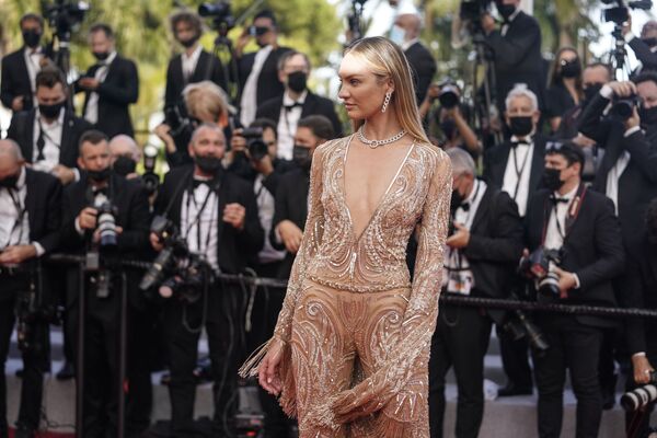 La modelo Candice Swanepoel posa para los fotógrafos al llegar al Festival de Cannes. - Sputnik Mundo