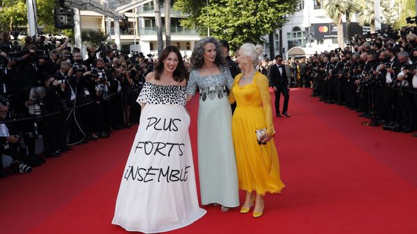 Las actrices Iris Berben, Andie MacDowell y Helen Mirren charlan en la alfombra roja de Cannes. - Sputnik Mundo