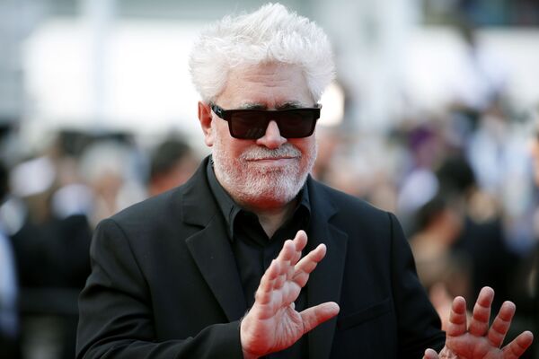 El director de cine Pedro Almodóvar saluda a los fotógrafos en la alfombra roja de Cannes. - Sputnik Mundo