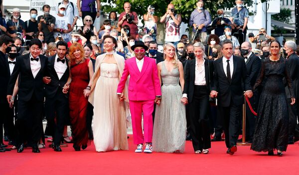El jurado del festival de este año incluye a la cantante Mylène Farmer, las actrices Maggie Gyllenhaal y Mélanie Laurent, así como los actores Tahar Rahim y Song Kang-ho. El jurado está encabezado por el director estadounidense Spike Lee. En la foto: el presidente del jurado del 74 Festival de Cine de Cannes, Spike Lee, con sus colegas en la alfombra roja de la ceremonia de apertura. - Sputnik Mundo