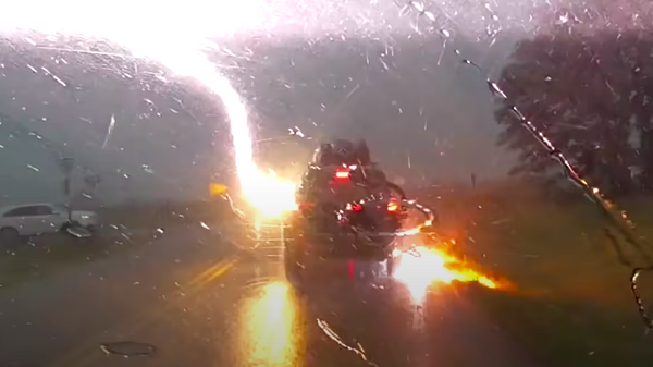 Un automóvil con 5 personas adentro es golpeado por rayos en una carretera - Sputnik Mundo