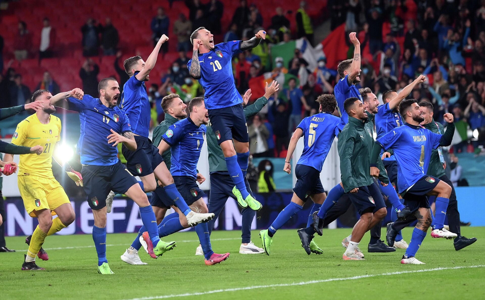 Los futbolistas italianos celebran su victoria en semifinales - Sputnik Mundo, 1920, 08.07.2021