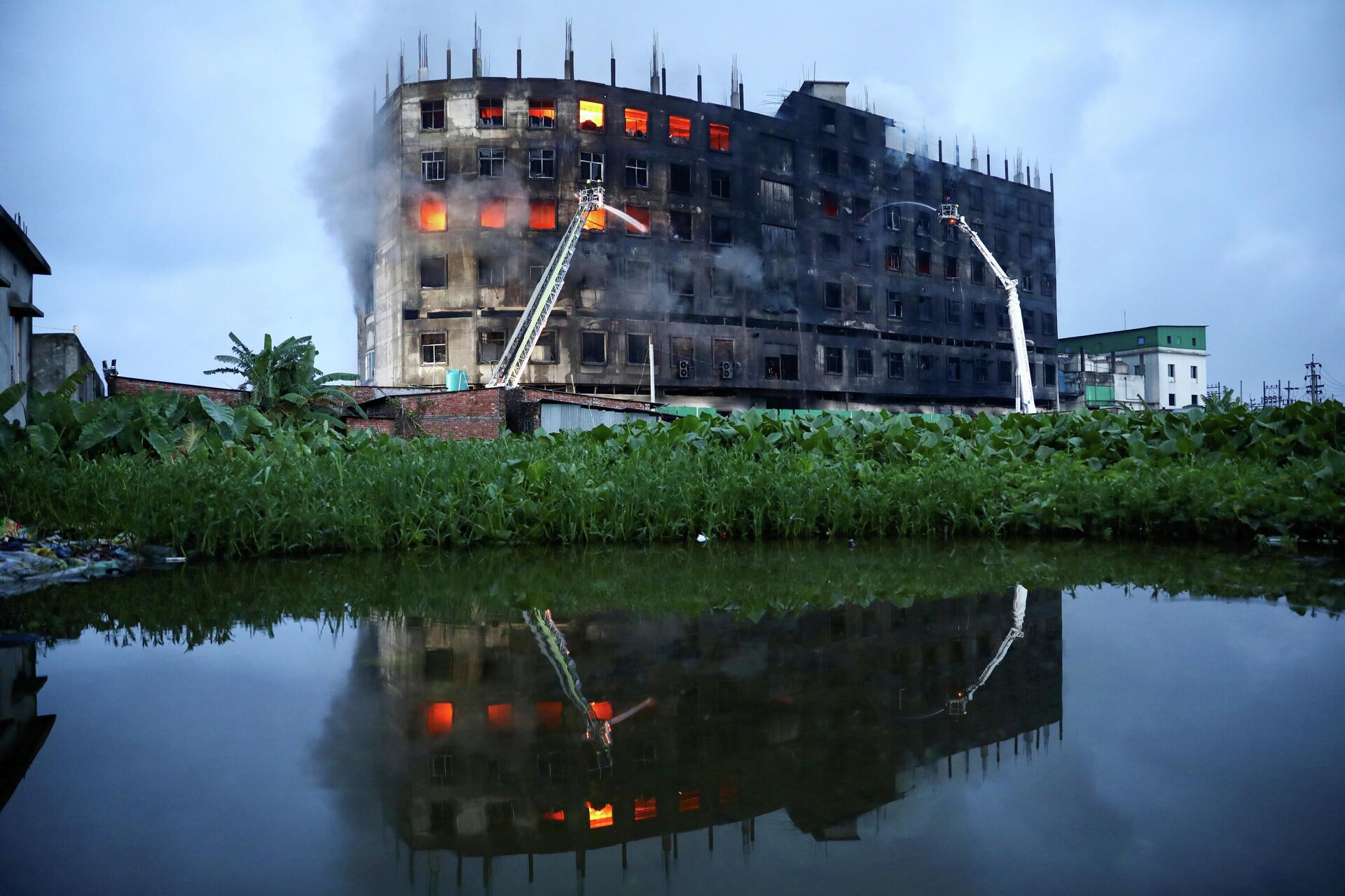 Un incendio en una fábrica de Bangladés - Sputnik Mundo, 1920, 09.07.2021
