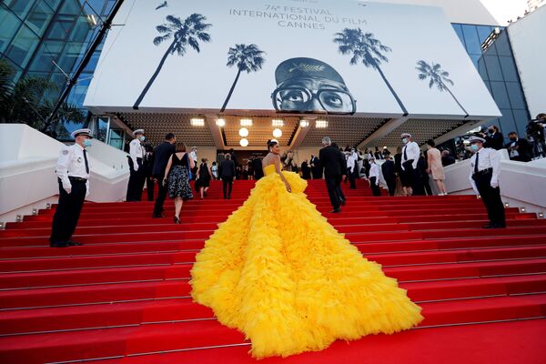La modelo árabe Farhana Bodi en la alfombra roja de la ceremonia de inauguración del Festival Internacional de Cannes, Francia. - Sputnik Mundo