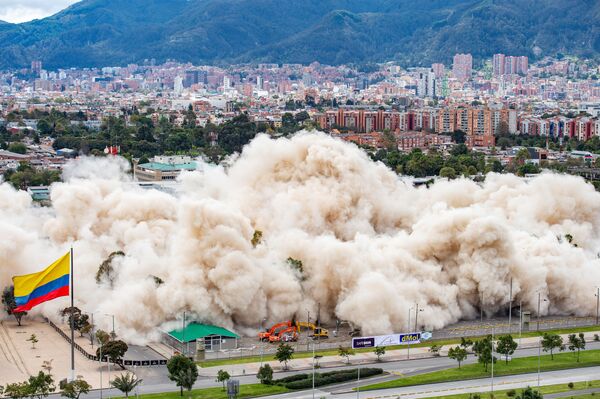La demolición del edificio del Ministerio de Defensa de Colombia, en Bogotá, con una explosión controlada.   - Sputnik Mundo