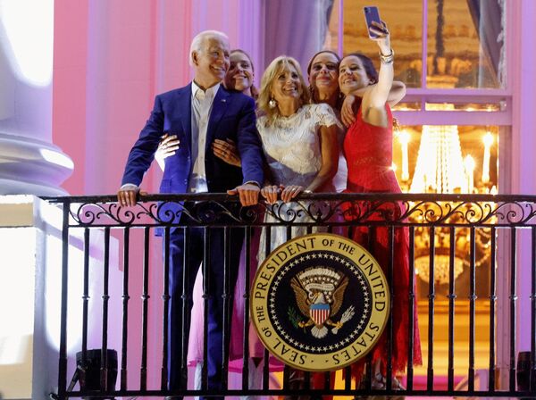 El presidente de EEUU, Joe Biden, con sus familiares durante la celebración del Día de la Independencia en Washington. - Sputnik Mundo