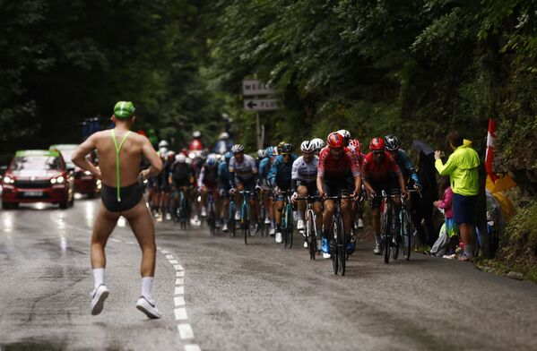 Un fan aparece de repente en una pista en la etapa Cluses-Tignes del Tour de Francia. - Sputnik Mundo