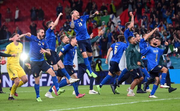 Los futbolistas de la selección italiana se felicitan por llegar a la final de la Eurocopa 2020 en el estadio Wembley de Londres.  - Sputnik Mundo