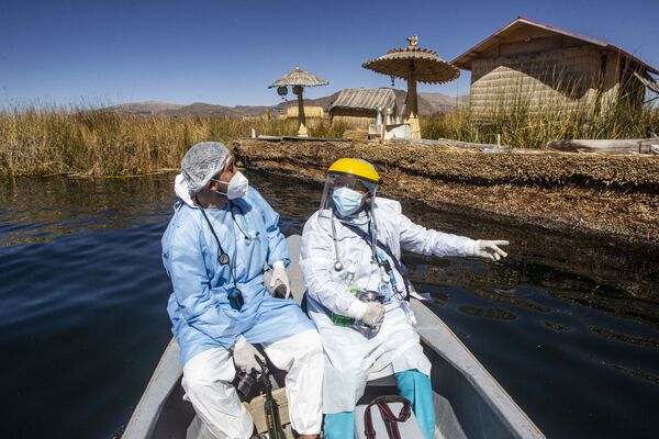 Unos médicos se dirigen a los Uros en el lago Titicaca de Perú para vacunar a los nativos contra el coronavirus.  - Sputnik Mundo