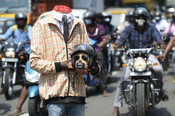 Un voluntario durante una campaña de seguridad vial en Chennai, la India.  - Sputnik Mundo