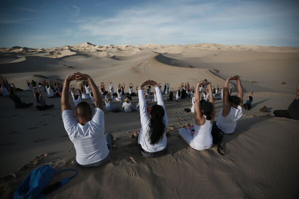 La gente practica yoga en las dunas de Samalayuca, en los alrededores de Ciudad Juárez, México.   - Sputnik Mundo
