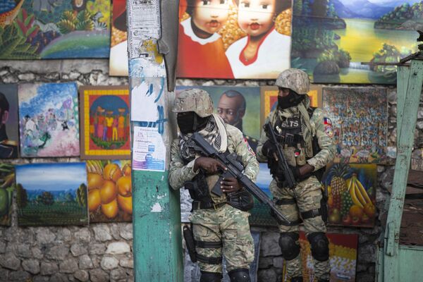 Los soldados patrullan el distrito Petion Ville en Port-au-Prince, Haití, donde está la residencia del presidente del país, Jovenel Moise, asesinado la madrugada del 7 de julio.   - Sputnik Mundo