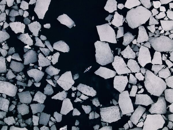 La imagen Los hielos salientes de Baikal, de Dmitri Kupratsevich. El Baikal, ubicado al sur de Siberia, contiene casi un cuarto de las reservas de agua dulce de todo el planeta. - Sputnik Mundo