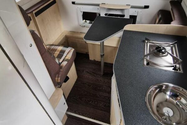 El salón de la cabina del Lada Niva modificado para ser una casa rodante - Sputnik Mundo