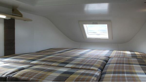 Vista del salón configurado como un dormitorio con una cama doble - Sputnik Mundo