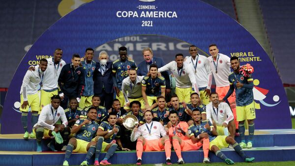 Jugadores de la selección de fútbol de Colombia celebrando el tercer lugar en la Copa América 2021 - Sputnik Mundo