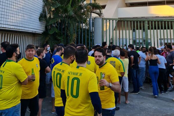 Brasileños y argentinos hacen cola a las puertas del estadio de Maracaná - Sputnik Mundo