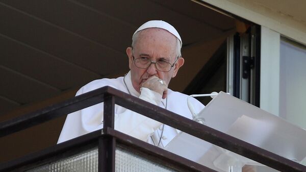 El papa Francisco dirige la oración del Ángelus desde un balcón del Hospital Gemelli, en Roma, Italia, el 11 de julio de 2021 - Sputnik Mundo