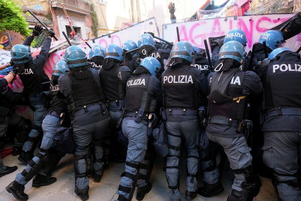 Manifestantes chocan con agentes de Policía durante una protesta contra los ministros de Finanzas de los países del grupo G20, Venecia (Italia), el 10 de julio de 2021 - Sputnik Mundo