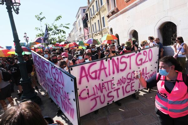 Manifestantes protestan contra los ministros de Finanzas de los países del grupo G20 y sus medidas políticas, Venecia (Italia), el 10 de julio de 2021 - Sputnik Mundo