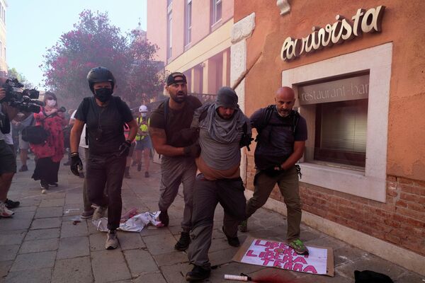 Un manifestante es detenido por agentes de Policía vestidos de civil durante una protesta contra los ministros de Finanzas de los países del G20, en Venecia (Italia), el 10 de julio de 2021 - Sputnik Mundo