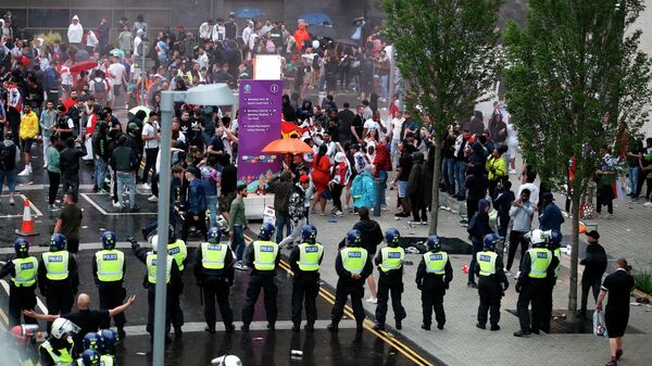 Los aficionados ingleses y policías se ven fuera de estadio de Wembley - Sputnik Mundo
