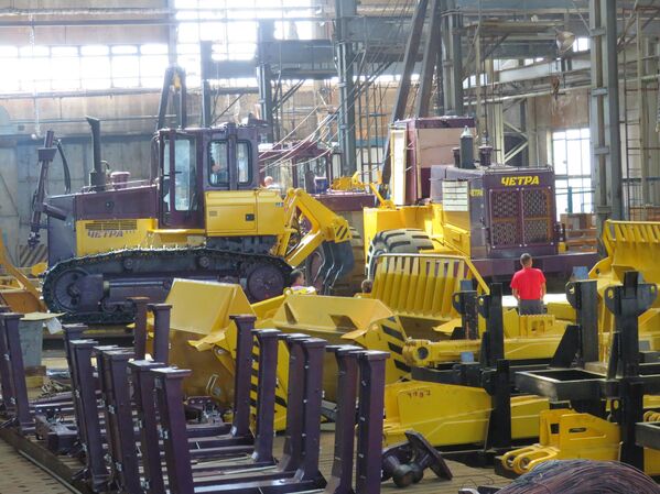 Algunas máquinas en la fábrica de Chetra se preparan para el envío a sus compradores. - Sputnik Mundo