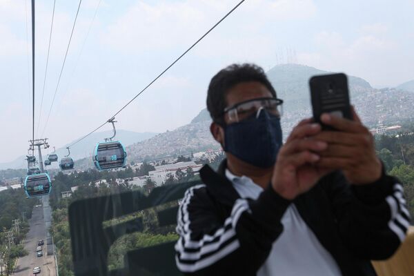 Una persona se hace un selfie durante un viaje el día de la inauguración del sistema teleférico mexicano. - Sputnik Mundo