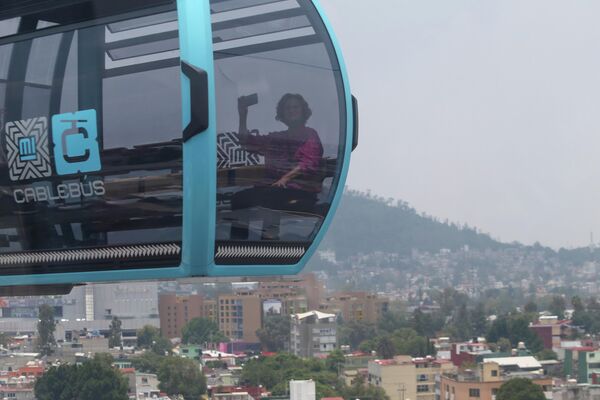 Una pasajera se hace una fotografía en una cabina del nuevo funicular de Ciudad de México. - Sputnik Mundo