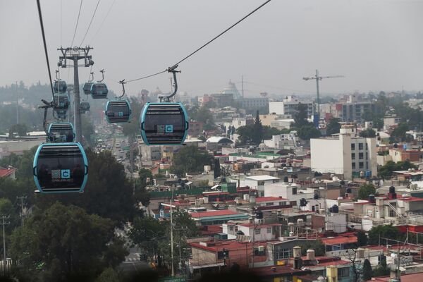 Unas cabinas del Cablebús se desplazan sobre la capital de México. - Sputnik Mundo