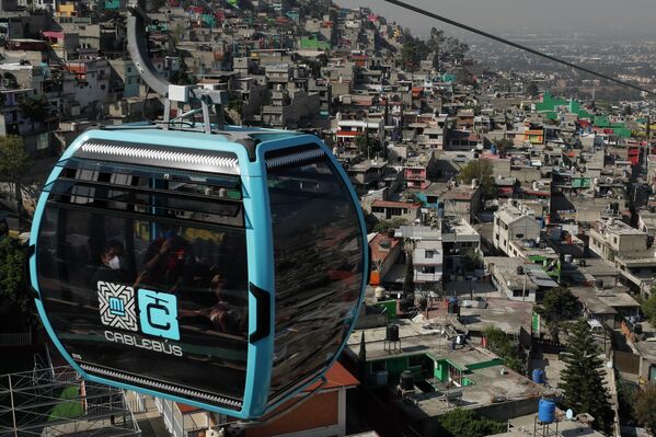 Una cabina del Cablebús sobrevuela la Ciudad de México. - Sputnik Mundo