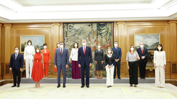 El rey Felipe VI, el presidente del Gobierno, Pedro Sánchez, las vicepresidentas, y los nuevos ministros y ministras - Sputnik Mundo