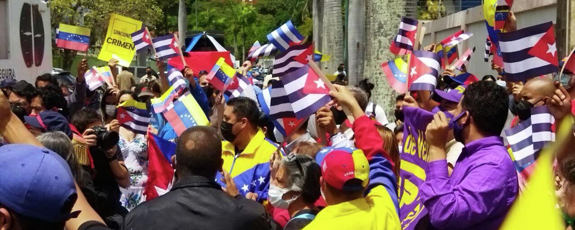 Militantes venezolanos se solidarizan frente a la sede de la embajada de Cuba en Caracas - Sputnik Mundo, 1920, 12.07.2021